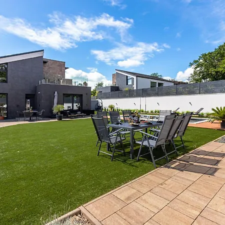 V1-Medence Villa